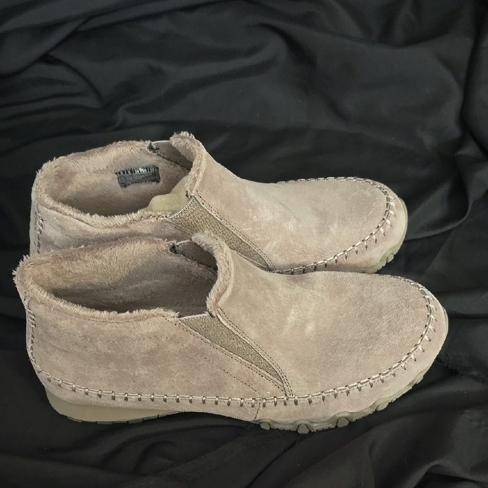 New Skechers Relaxed Fit Tan Suede Shoes - Picture 3 of 7